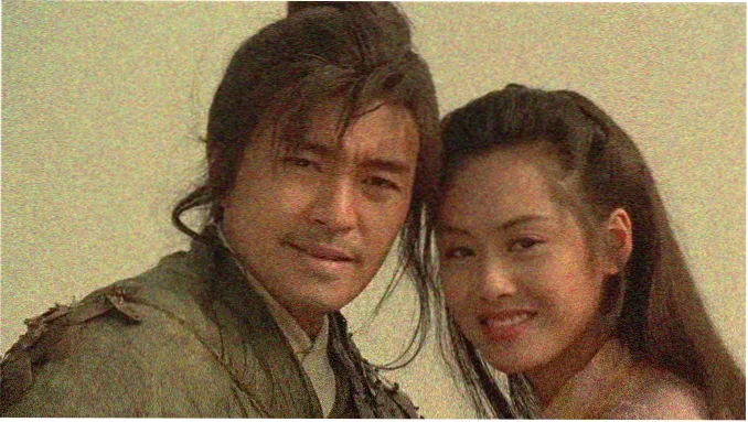深夜客厅的灯光下，一个人独自坐在沙发前思考婚姻问题